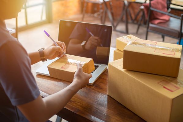Συσκευασία δεμάτων για αποστολή με Ermis Courier